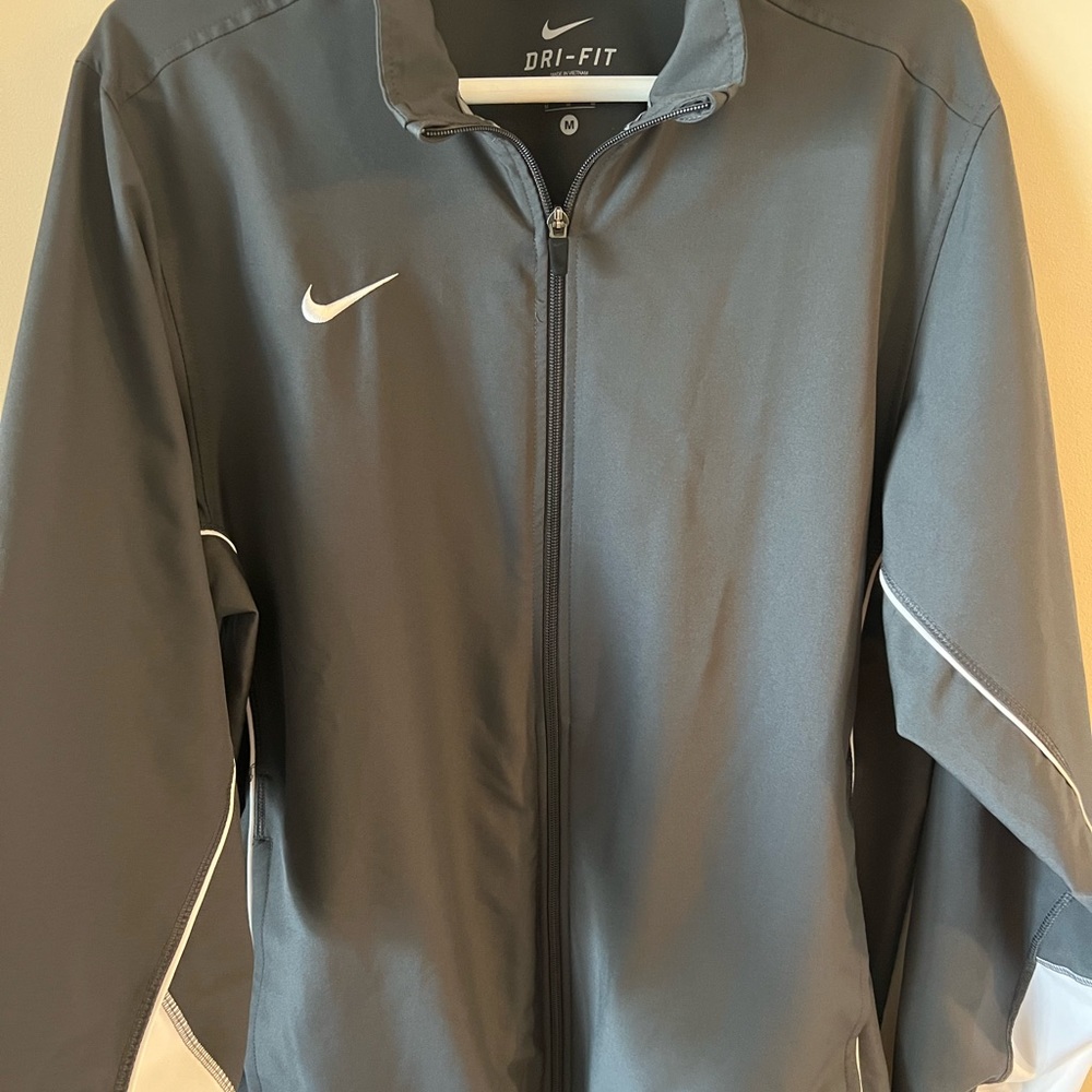 Mens Nike Dri fit lightweight jacket. Size: Medium